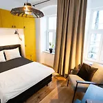Stilvolle Wohnung Mit Ruhig Gelegenem Balkon