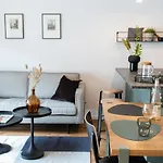 Stilvolle Wohnung Mit Ruhig Gelegenem Balkon