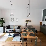 Stilvolle Wohnung Mit Ruhig Gelegenem Balkon
