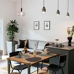 Stilvolle Wohnung Mit Ruhig Gelegenem Balkon